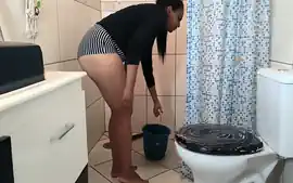 Gostosa Lavando O Banheiro