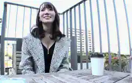 綺麗なお姉さんが爽やか逆ナンパして、熱いキスと乳首舐めでギンギンになったチンポをパイズリ...