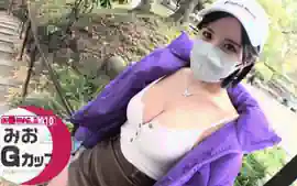 キャミソールGカップ美女が昼は胸の谷間チラチラ、夜は乳房も乳首も感じるエッチ...