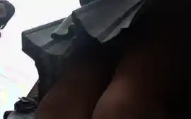 Dos chavitas bien ricas bajo sus faldas